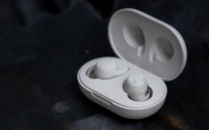 True Wireless vs. Traditional Earbuds: What’s Best for Consumers in Singapore?